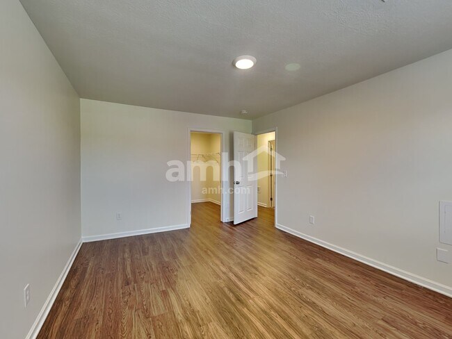 Building Photo - 1245 Cloverview St