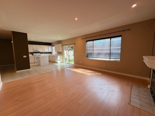 Building Photo - 4 Bed, 3 Bath in Corona!