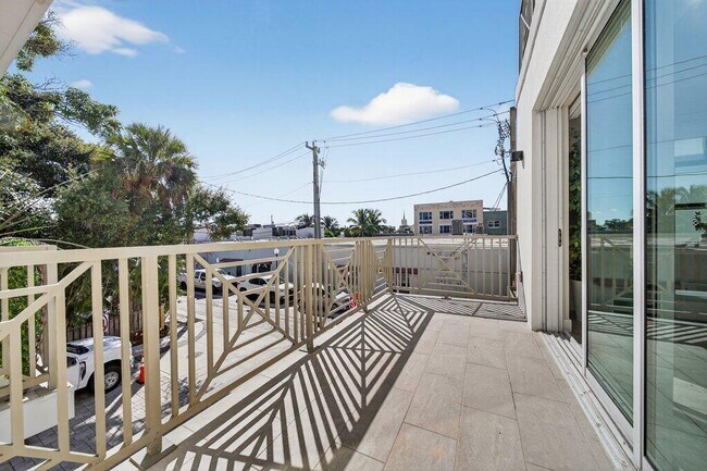 Building Photo - 41 SW Seminole St