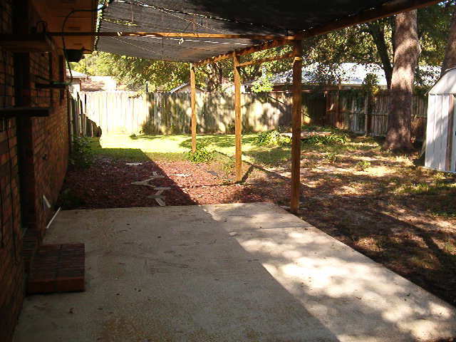 Backyard with patio - 931 McFarlan Ave