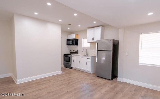 Building Photo - 846 Baker Ave