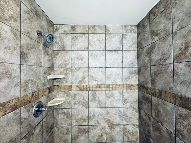 Building Photo - Newer Townhouse (Wiggington Place)