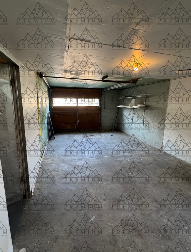 Building Photo - Large 4 Bedroom 2 Bath