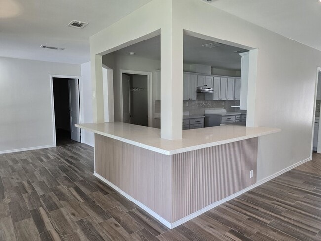 Building Photo - 211 Esperanza Dr