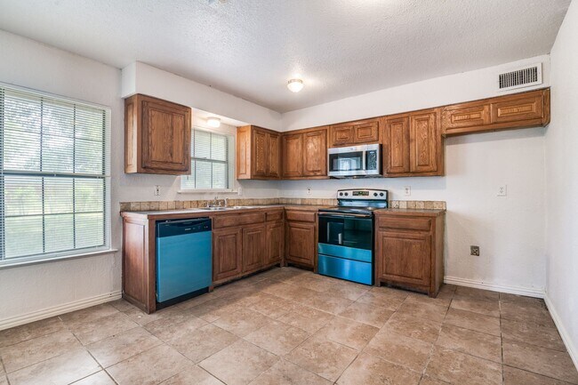 Building Photo - 818 Quinette Dr