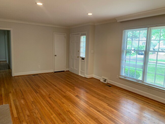 Building Photo - Myers Park 3 Bedrooms 2 Bathroom Duplex!