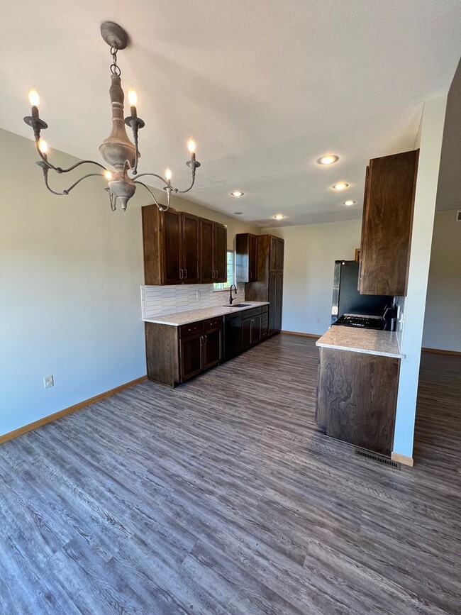 Building Photo - Available Now – Spacious 4 Bedroom / 3 Bat...