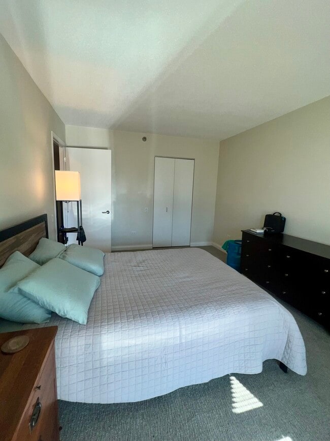 Building Photo - 400 N La Salle Dr