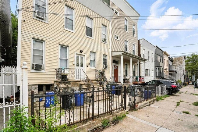 Building Photo - 122 Hutton St