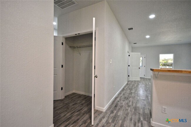 Building Photo - 1234 Clearcreek Dr