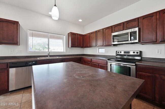 Building Photo - 21941 Creosote Ct