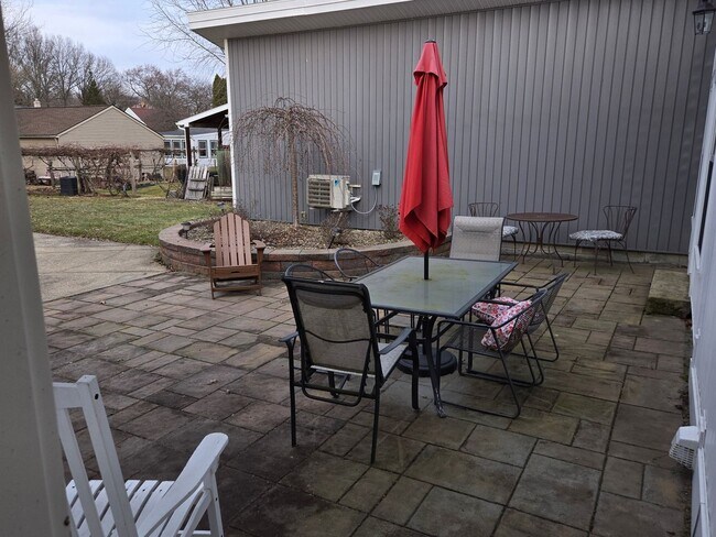 Building Photo - 132 Corll St