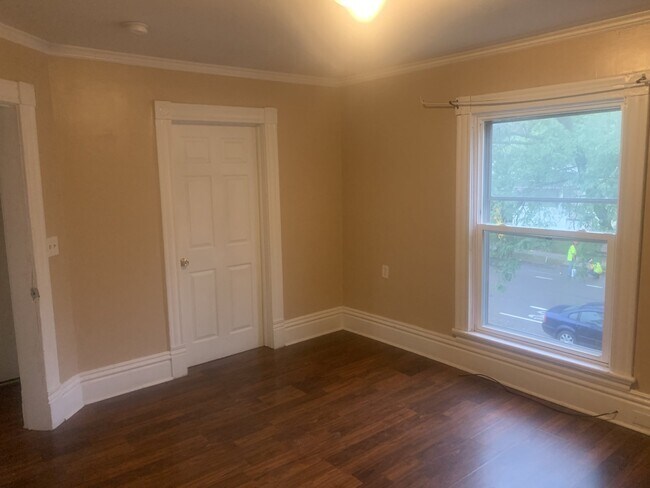 Building Photo - 2 Bedroom Upper Close to Downtown!