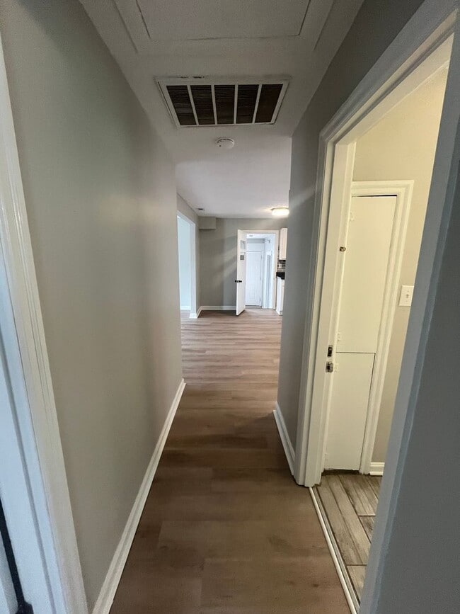 Building Photo - Gorgeous Fully Renovated 3/1!