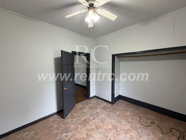 Building Photo - 18 Iowa-