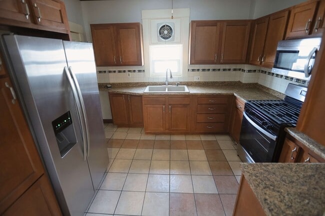 Building Photo - 639 Curve St SW