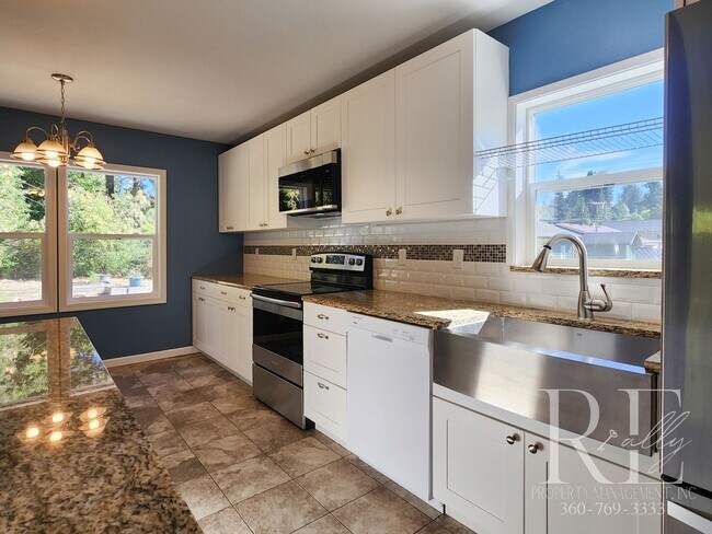 Building Photo - Charming Farmhouse in Town — Hobby Ready &...