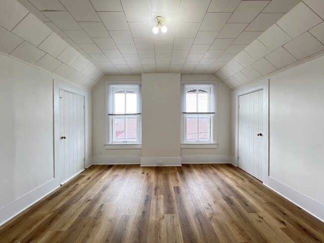 Building Photo - 621 E 24th St