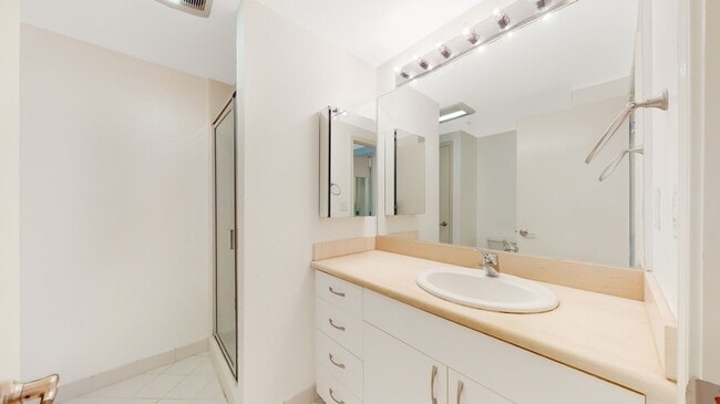 Building Photo - 2 bedroom 2 bathroom condo