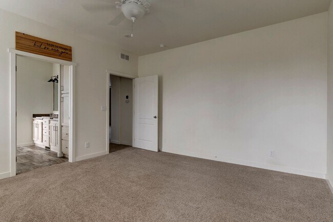 Building Photo - 3 Bed 2 Bath Pet Friendly Home