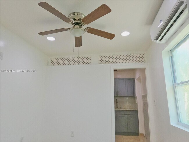 Building Photo - 1021 Mango Dr