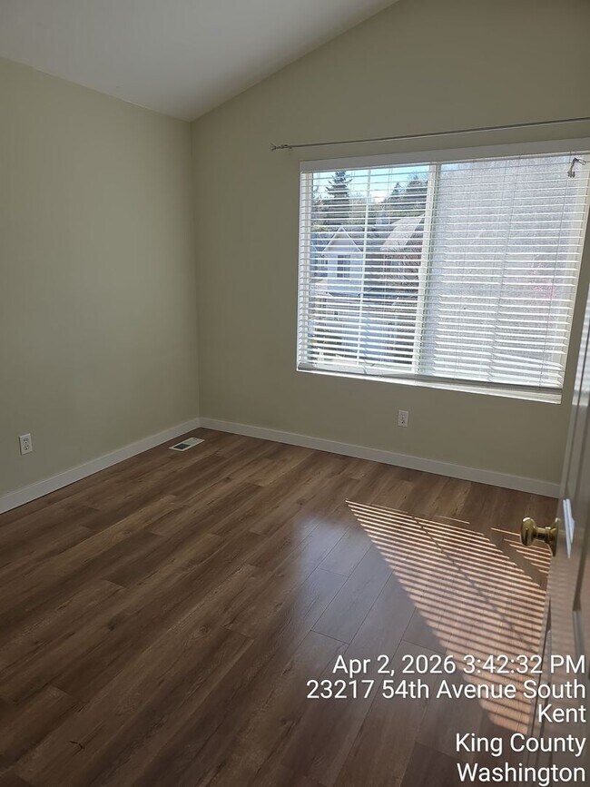 Building Photo - Kent Cypress Cove at the Lakes home - 3 bedroom 2.5 bath with 2 car garage - Available NOW.