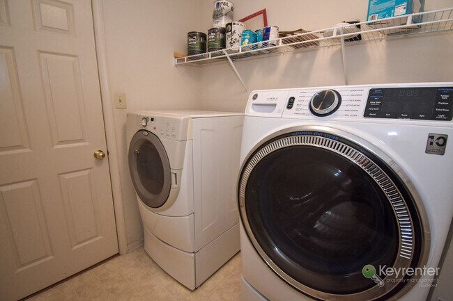 Building Photo - End Unit Townhome in Warrington Hunt community with 2 car garage!