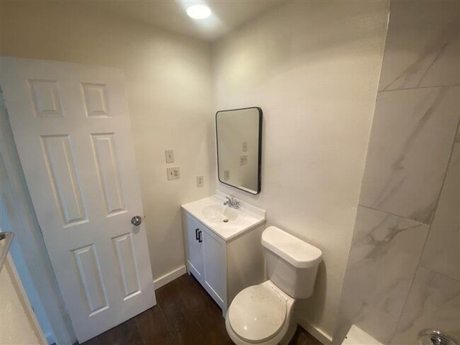 Building Photo - Spacious 3/2 duplex with a garage