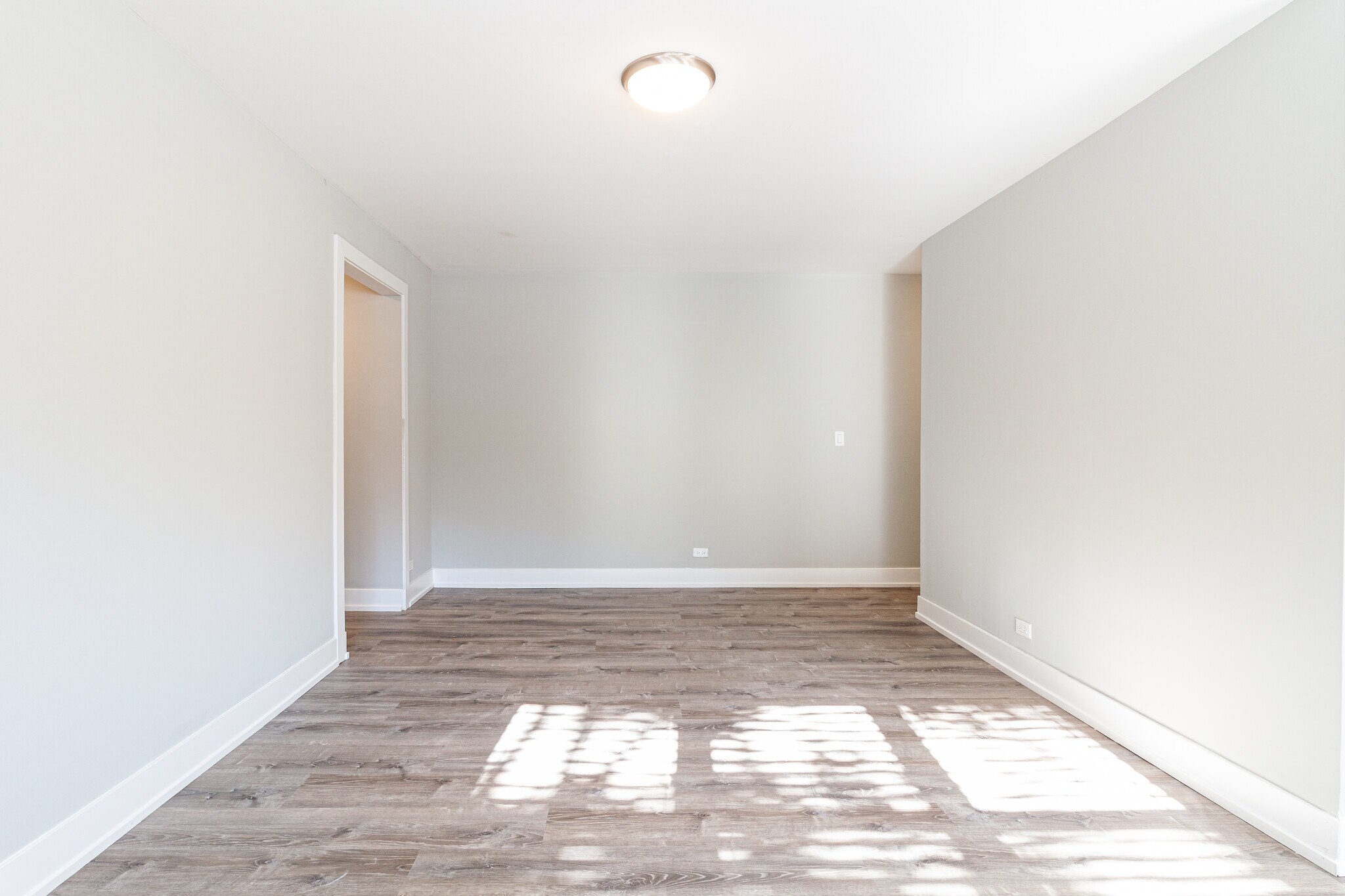 Building Photo - 525 W Surf St