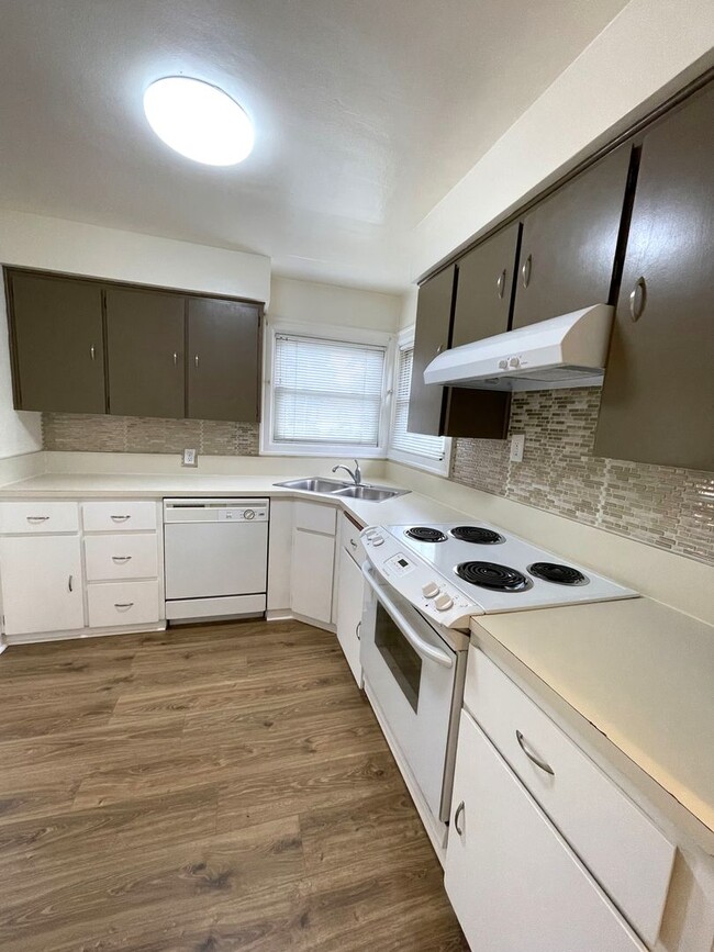 Building Photo - Renovated 3 Bed, 2 Bath House with Large Yard