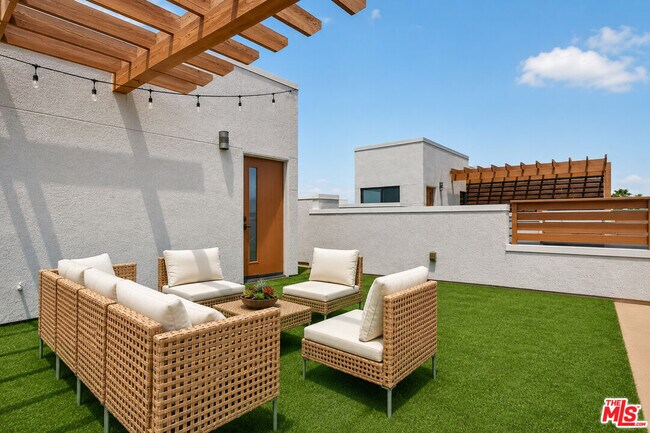 Building Photo - 1678 Topanga