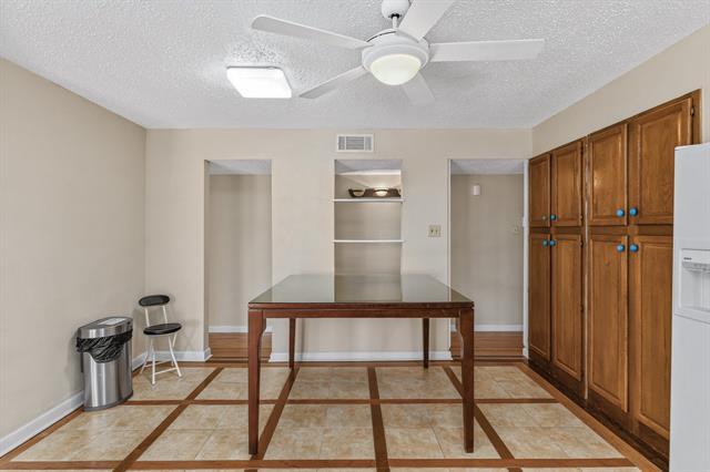 Building Photo - 801 Meadowlark Dr