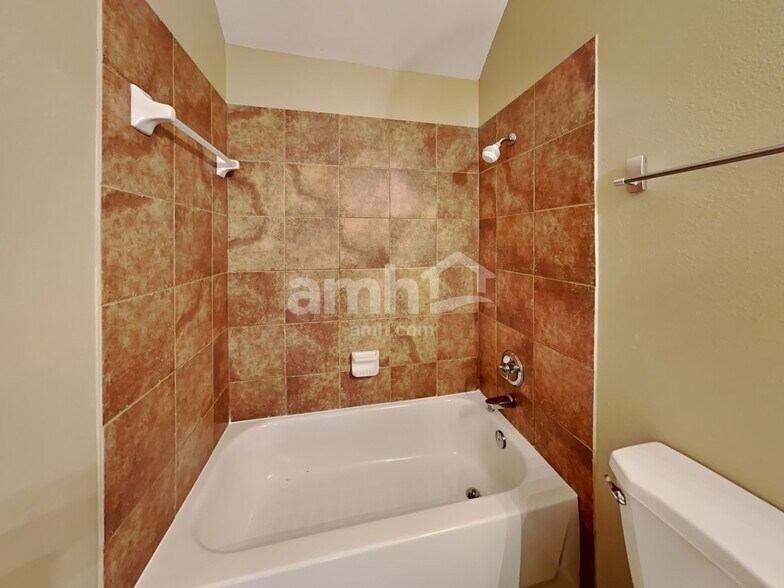 Building Photo - 2718 Lakecrest Way Dr