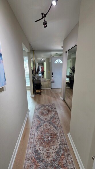 Building Photo - 16084 Dawnview Dr