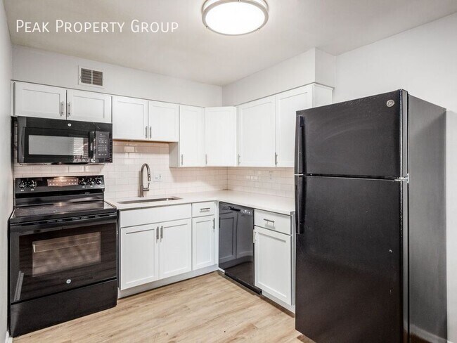 Building Photo - 593 Riverview Dr