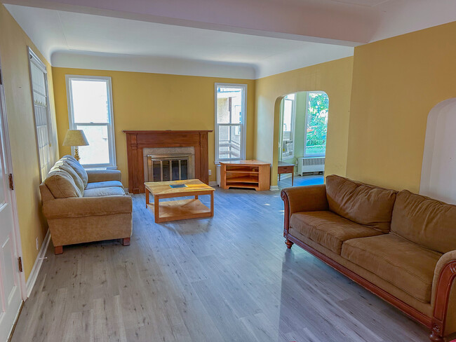 Large Bright Living Room - 1075 14th ave se