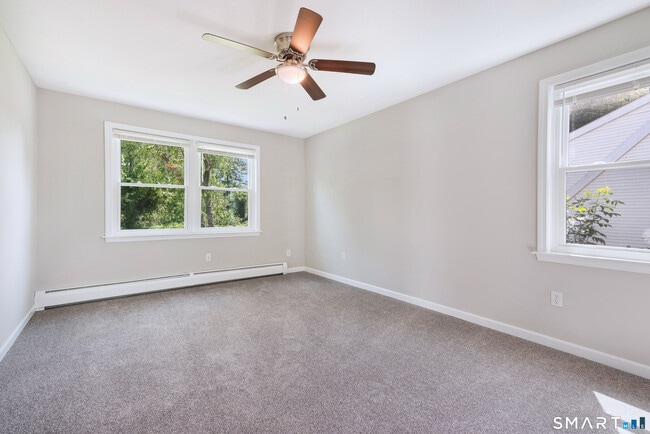 Building Photo - 40 Kingsbury Ln