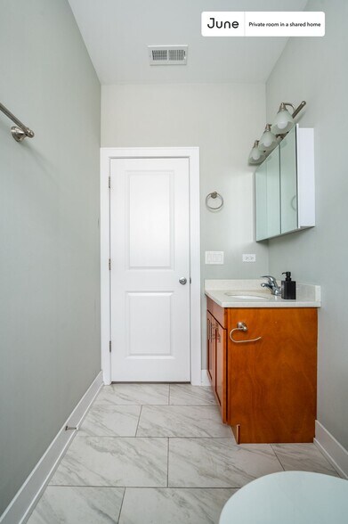 Building Photo - Room in Shared 5 bed/3 bath home