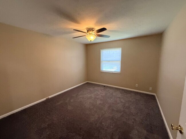 Building Photo - Highview..Close to Gene Snyder @ Smyrna