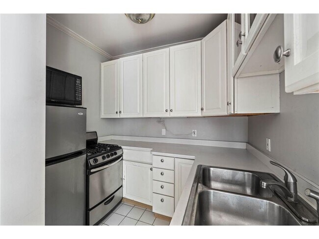 Building Photo - 2733 Girard Ave S