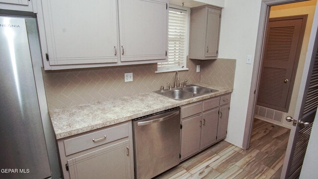 Building Photo - 9304 Lait Dr