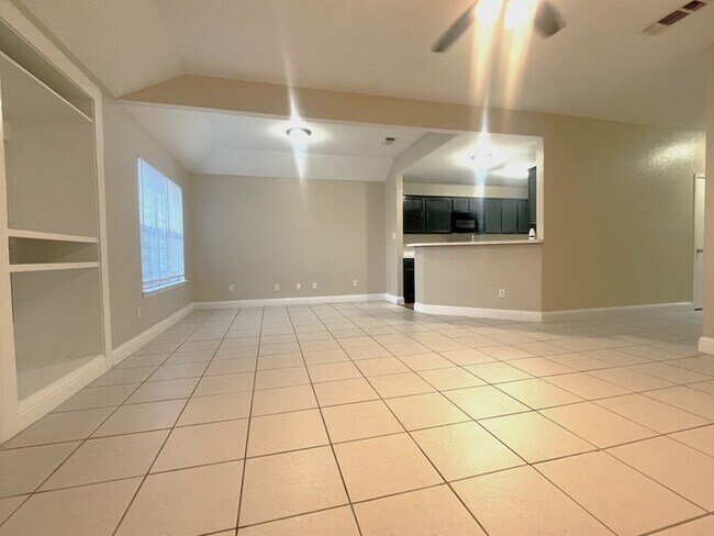 Building Photo - MOVE IN SPECIAL!!!! Cedar Hill home featur...