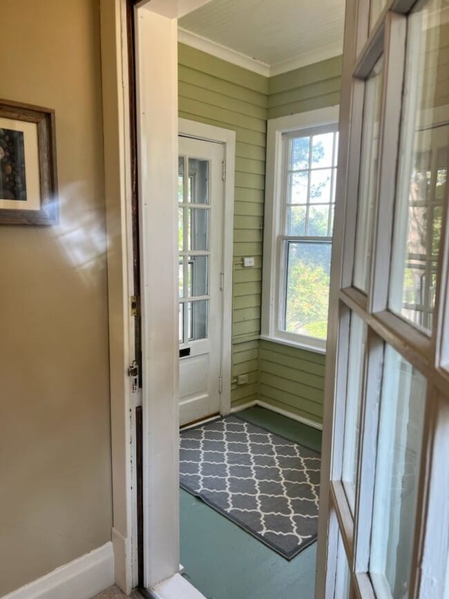 Building Photo - AVAILABLE Now! - Beautiful 3 Bed Single Fa...