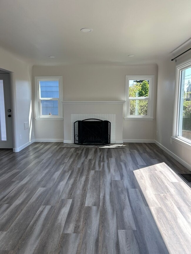 Building Photo - 4BR - West Seattle w/ 2 Kitchens. Landscaping Included!