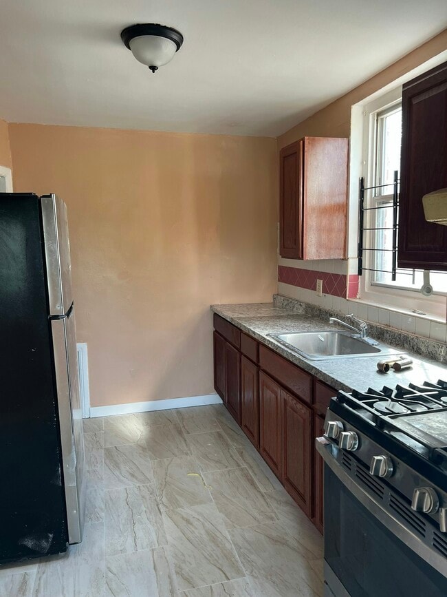 Building Photo - 93-28 Ditmars Blvd