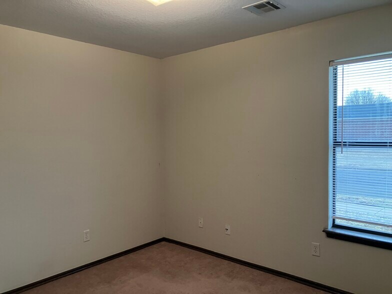 Building Photo - 16300 Seminole Dr