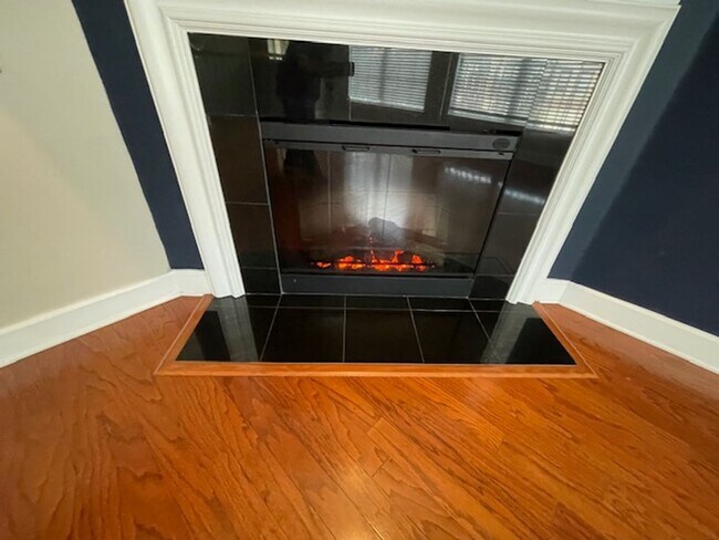 Building Photo - Midtowne