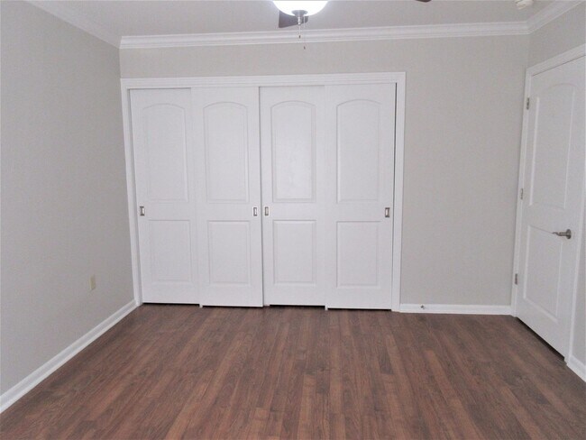 Building Photo - Adorable 2-bedroom/1-bath Duplex in Rosedale