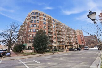 Building Photo - Updated 2BR Condo in Old Town Alexandria - 2 blocks to Metro