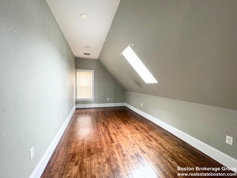 Building Photo - 178 Hillside St